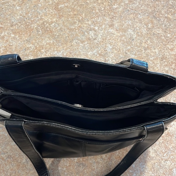 Black leather Wilson’s Leather purse - Picture 6 of 13